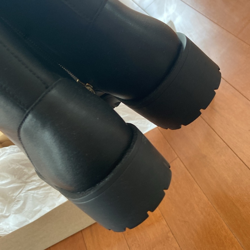 Coach leather boots. 7.5 - Picture 5 of 9